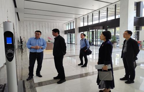 随着人口的增长和经济的发展对自然资源的需求日益增加我们必须意识到如果我们继续无节制地开采和消耗资源最